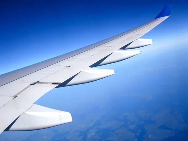 青い空の背景に飛行機の翼 旅のコンセプト 観光事業者に適用される写真 — ストック写真