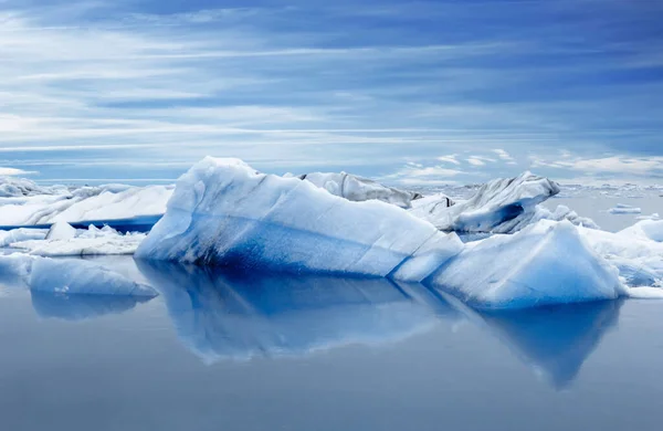 Jokulsarlon Buzul Gölü 'ndeki büyük mavi buzdağları. İzlanda.