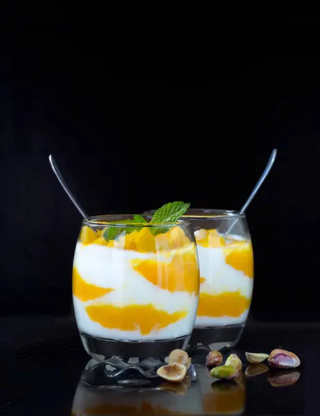 Здоровый Завтрак Греческий Йогурт Манго Куски Стаканах Свежей Мятой Фисташками — стоковое фото