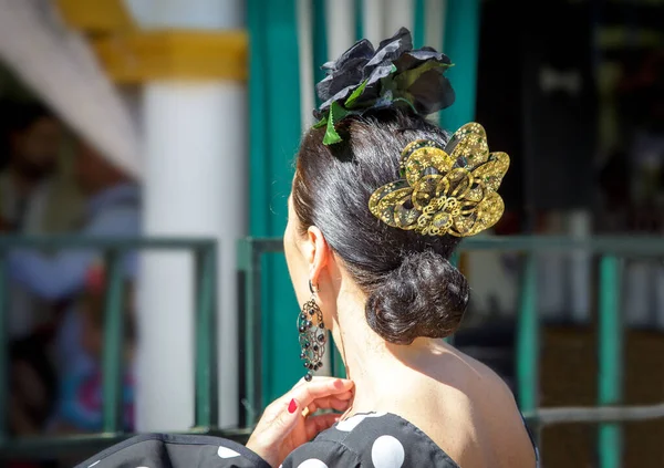 Vacker Kvinna Flamencoklänning Detalj Traditionell Spansk Frisyr Spanska Folklore Royaltyfria Stockfoton