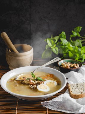 Pilav, havuç, nohut, tavuk, jambon ve haşlanmış yumurtalı sağlıklı ve sıcak kış çorbası. İspanyol çorbası (Puchero Andaluz). Kış yemekleri konsepti