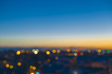 Alacakaranlık bokeh ışıklar şehir şehir merkezinde, arka plan bulanık.