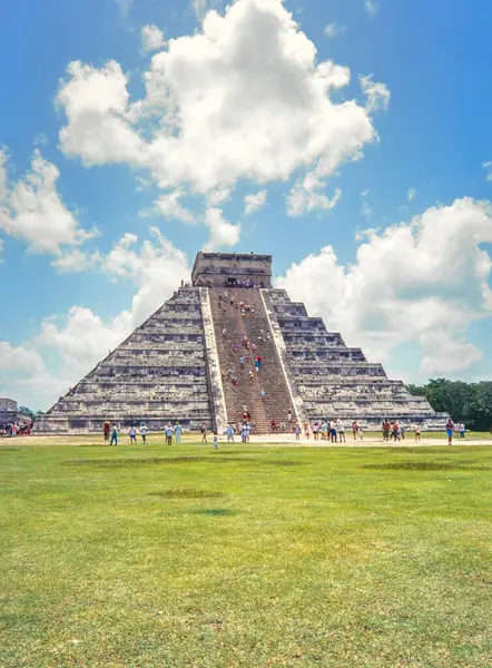 Храм Кукулькан Пирамида Чичен Ица Юкатан Мексика — стоковое фото