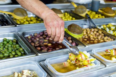 İspanya 'da sokak pazarında çeşitli zeytin çeşitleri