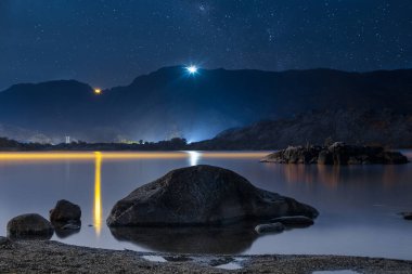 Gece gökyüzü yıldızları dağ gölü üzerinde. Yıldızlı yaz gecesi