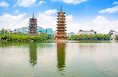 Guilin, Guangxi ilinin merkezindeki Sun and Moon Pagodas, Çin.