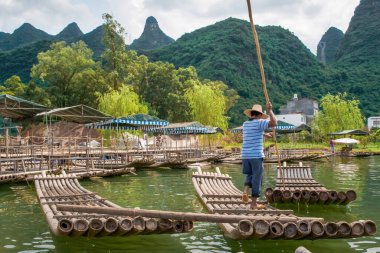 Guangxi, Çin - 14 Temmuz 2010: Yulong Nehri üzerinde geleneksel bambu salı, Yangshuo, Guangxi, Çin.