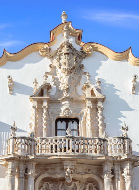 Osuna 'daki Marques de la Gomera Sarayı' nın barok cephesi. Ducal Town tarihi-sanatsal alan ilan etti. Güney İspanya. İspanya 'da resim gibi bir seyahat yeri.