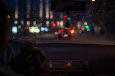 Arka plan için gece trafiğinde Bokeh ışıkları. 