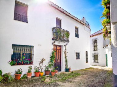 Cortelazor 'daki güzel cadde, Sierra de Aracena, Huelva ili. Endülüs 'teki büyüleyici beyaz köy. İspanya 'da resim gibi bir seyahat yeri.