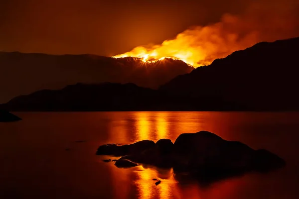 Pożar Lasu Nocy Odbija Się Pobliskim Jeziorze — Zdjęcie stockowe