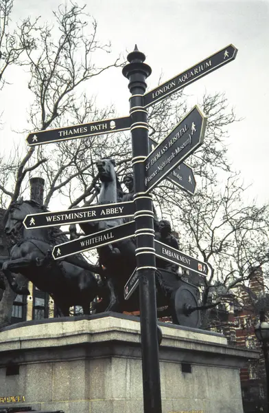 London Street Signpost Skylt Med Vägbeskrivning Till Londons Landmärken — Stockfoto