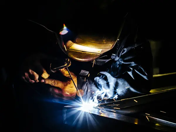 Professional Mask Protected Welder Man Working Metal Welding Sparks Metal — Stock Photo, Image