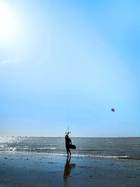 Kite Surfer Στην Παραλία Του Ωκεανού Σιλουέτα Του Kite Surfer — Φωτογραφία Αρχείου