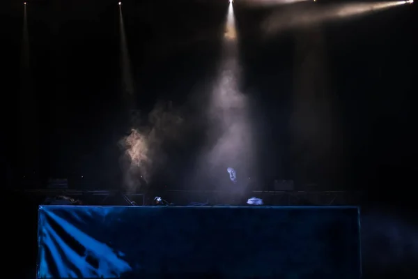 Lichterketten Auf Der Bühne Rauch Und Ein Junger Der Beim — Stockfoto