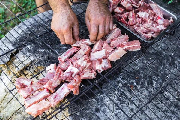 Uomo Che Prepara Costolette Maiale Alla Griglia Persone Fare Barbecue — Foto Stock