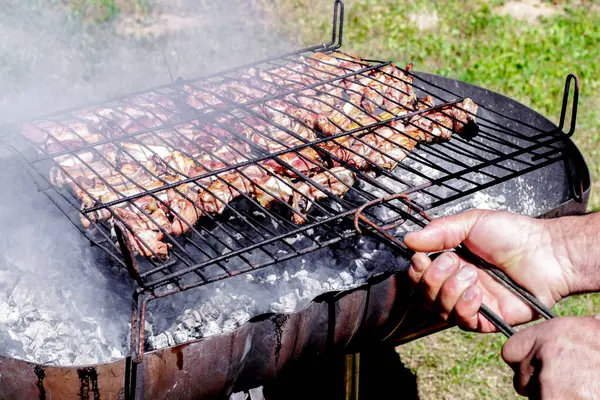 Uomo Fare Barbecue Pranzare Nella Natura Estate — Foto Stock