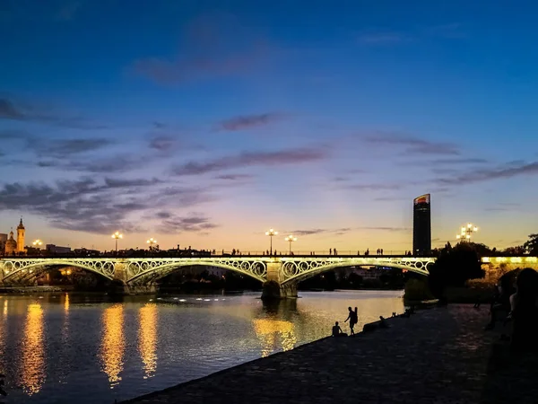 Sevilla Daki Guadalquivir Nehri Kaplayan Triana Köprüsü Isabel Köprüsü Alacakaranlıkta — Stok fotoğraf