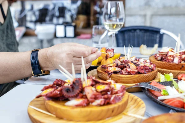 人们用土豆吃拉波糖 加利西亚章鱼菜肴 来自西班牙加利西亚的名菜 图库图片