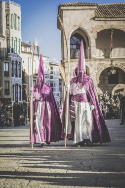 Zamora, İspanya - 25 Mart 2018: Zamora, İspanya 'daki Kutsal Hafta sırasında geçit töreni. İspanya, Zamora 'da Kutsal Hafta (Paskalya haftası), İsa' nın Tutkusu 'nun geleneksel anısıdır..