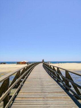 Arka planda tahta köprü ve Cristina Adası, Costa de la Luz, Huelva, İspanya Punta del Moral köyünün önünde, Ayamonte plajları yakınında..