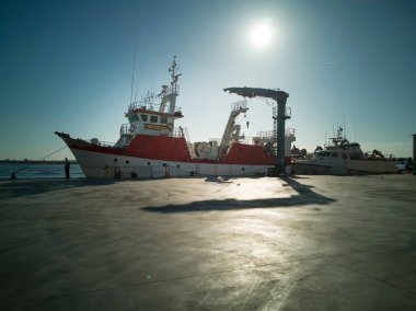İspanyol limanında bir balıkçı teknesi. Ön manzara arka plan deniz manzarası.