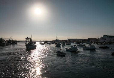 Gün batımında balıkçı limanı, güzel bir balıkçı köyü. Cristina Adası, Huelva, Endülüs Bölgesi, İspanya.
