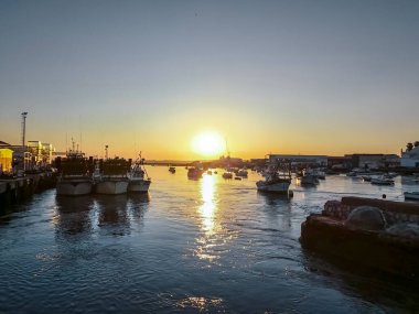 Günbatımında balıkçı tekneleri Cristina Limanı, Huelva, Endülüs, İspanya.