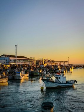 Günbatımında balıkçı tekneleri Cristina Limanı, Huelva, Endülüs, İspanya.