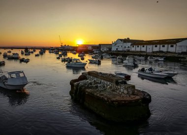 Günbatımında balıkçı tekneleri Cristina Limanı, Huelva, Endülüs, İspanya.