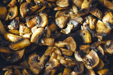 Lezzetli ve sağlıklı kızarmış mantar şampiyonu zeytin yağı, soğan, sarımsak ve biberli