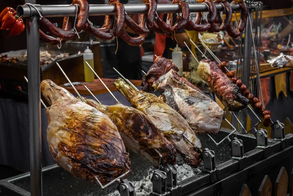 Ряд Жареных Свиных Ножек Колбас Уличном Рынке Испании — стоковое фото