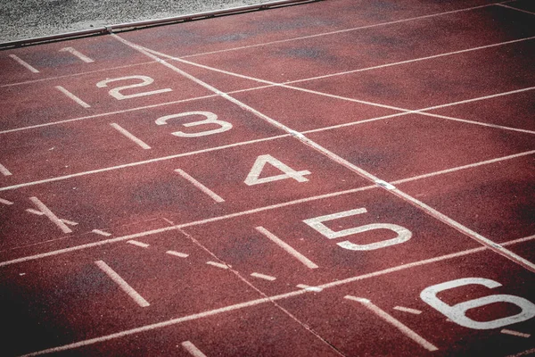 Altı numara ve şeritli Atletizm Treni veya Koşu Treni.