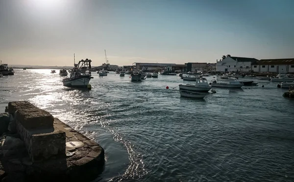 Gün batımında balıkçı limanı, güzel bir balıkçı köyü. Cristina Adası, Huelva, Endülüs Bölgesi, İspanya.