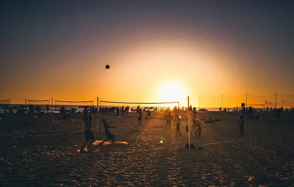 カディス スペイン 2023年8月3日 ビクトリア ビーチ 暖かい日没の光で砂の上にビーチバレーをする若者たち Playa Victoriaは コスタ ルスでカディスの西側を走っている都市ビーチです — ストック写真