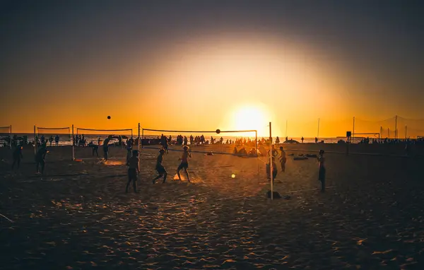 Cadiz Spanien Augusti 2023 Victoria Beach Unga Människor Spelar Beachvolleyboll — Stockfoto
