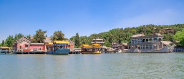 Kunming Gölü ve Pekin 'deki ünlü mermer kayıkla imparatorluk yazlık sarayının panoramik manzarası.