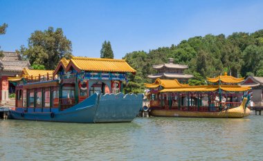 Kunming Gölü 'ndeki renkli tekneler. Çin, Pekin 'deki İmparatorluk Yaz Sarayı.