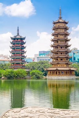 Çin 'in Guilin şehir merkezindeki Shanhu Gölü' ndeki Güneş ve Ay İkizi Pagodası..