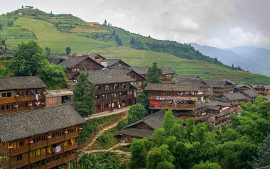 Longsheng 'deki güzel teraslı pirinç tarlalarındaki Çin köyü. Çin 'in Guangxi bölgesindeki Tian Tou Zhai köyünde pirinç terası..