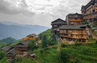 Longsheng 'deki güzel teraslı pirinç tarlalarındaki Çin köyü. Çin 'in Guangxi bölgesindeki Tian Tou Zhai köyünde pirinç terası..