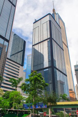 Hong Kong 'un merkezindeki modern ofis binaları.