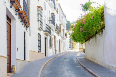 Estepa 'da güzel bir cadde, Seville vilayeti. Endülüs 'teki büyüleyici beyaz köy. Güney İspanya. İspanya 'da resim gibi bir seyahat yeri.