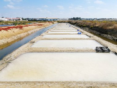 Geleneksel tuz fabrikası. Cristina Adası, Huelva, İspanya. Çökeltiler, kanallar ve çamur düzlükleri. Güney Endülüs Tuz Fabrikası.