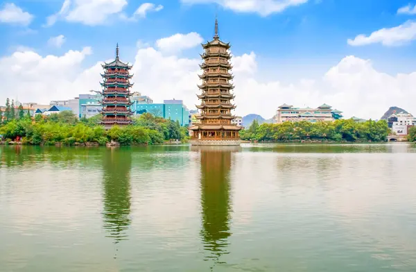 Guilin, Guangxi ilinin merkezindeki Sun and Moon Pagodas, Çin.