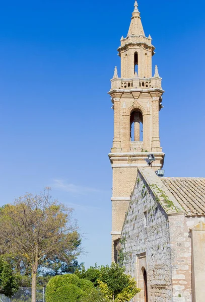 Estepa 'daki Santa Maria la Mayor Kilisesi, Seville ili. Endülüs 'teki büyüleyici beyaz köy. Güney İspanya. İspanya 'da resim gibi bir seyahat yeri.