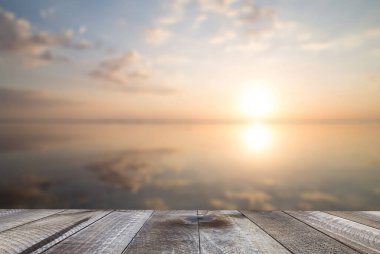 Boş ahşap masa üstü ve gün batımında güzel okyanus. Yaz arkaplanı.