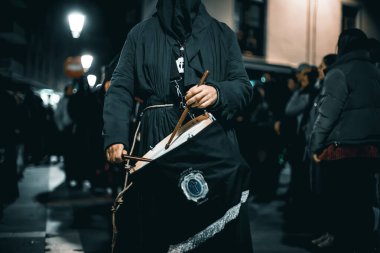 Zamora, İspanya - 31 Mart 2018: Zamora, İspanya 'da kutsal hafta (semana santa) sırasında davulcular. Yalnızlık Bakiresinin geçit töreni. İsa 'nın Kardeşliği Nasıralı. Kutsal Cumartesi öğleden sonra, şehrin kutsal haftasında geçit töreni.