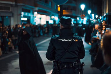 Kalabalık bir dini etkinlik sırasında polis memurunun izlediği arka manzara. İspanya, Zamora 'da Kutsal Hafta (Paskalya haftası)