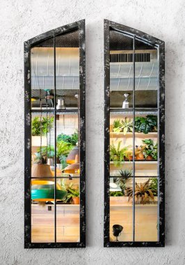 Beyaz duvarda ayna olan çerçeve güzel iç tasarımın yansımasıyla boyanmış..